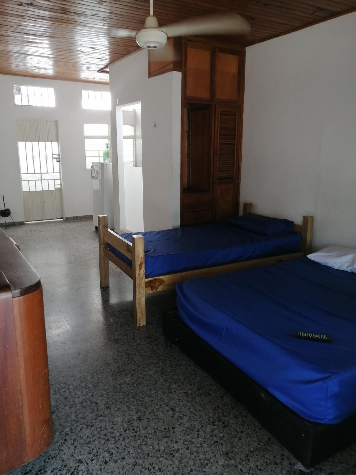 Hotel Low Cost La Dorada Esterno foto